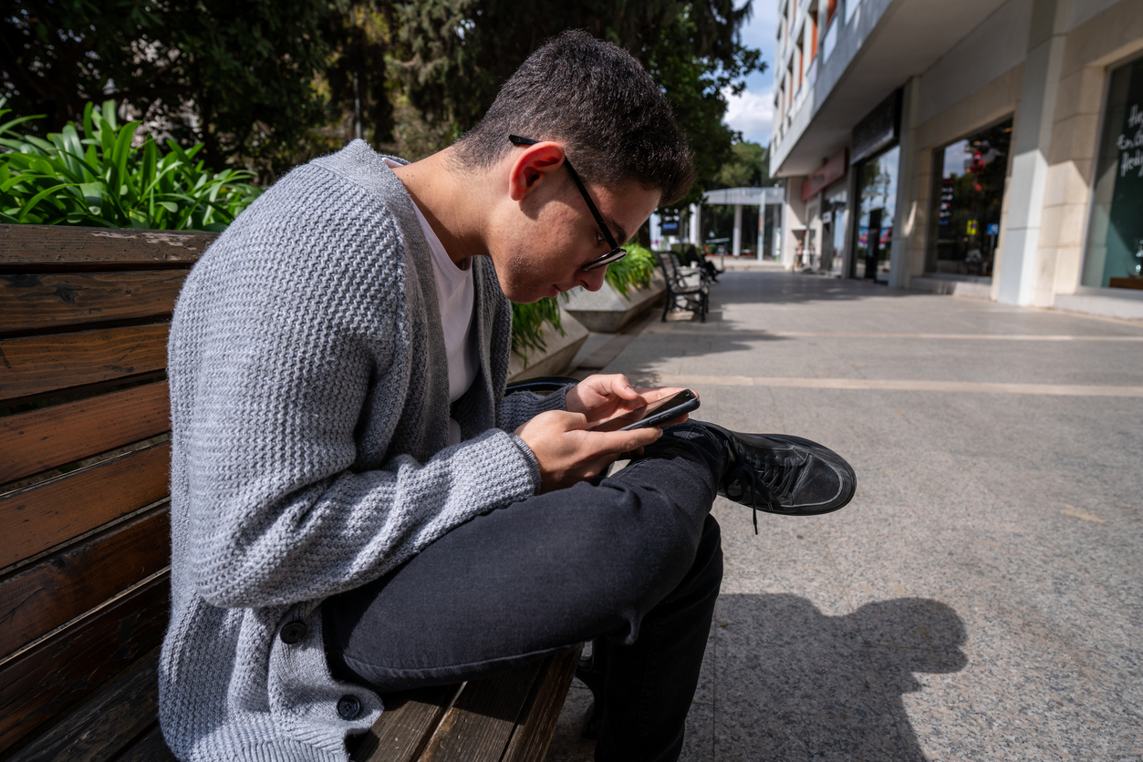 Ragazzo adolescente guardo lo smartphone