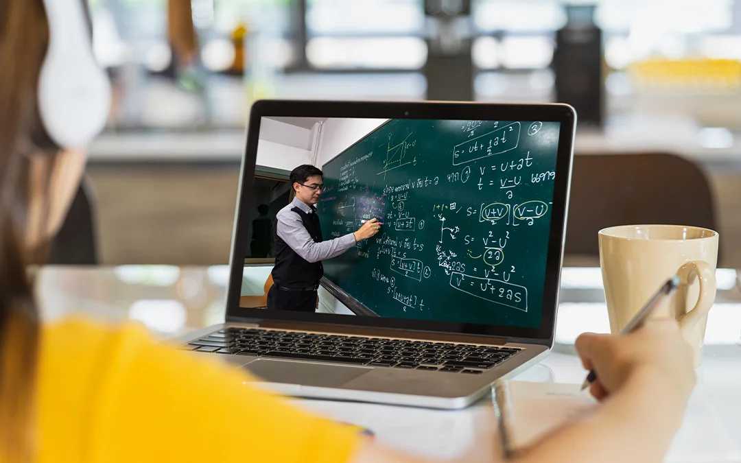 Una studentessa segue una lezione di matematica online