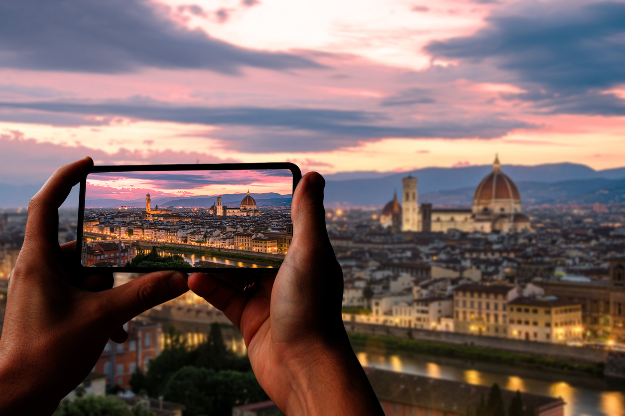 Turista scatta foto di Firenze al tramonto