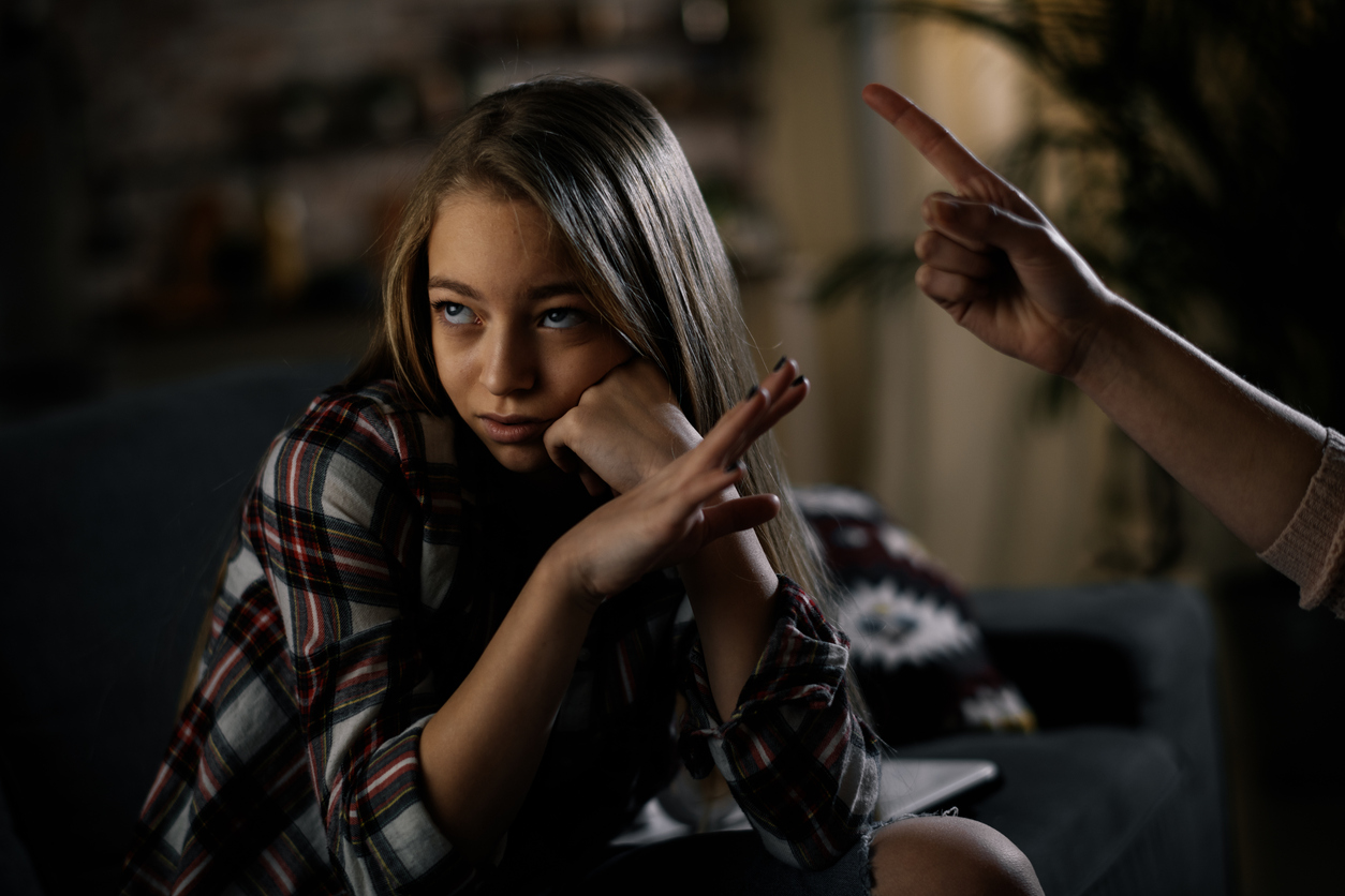 Una madre rimprovera la propria figlia
