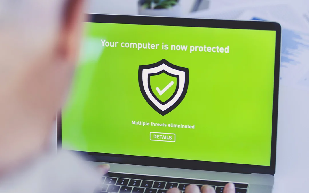 Una persona utilizza un laptop con schermo verde