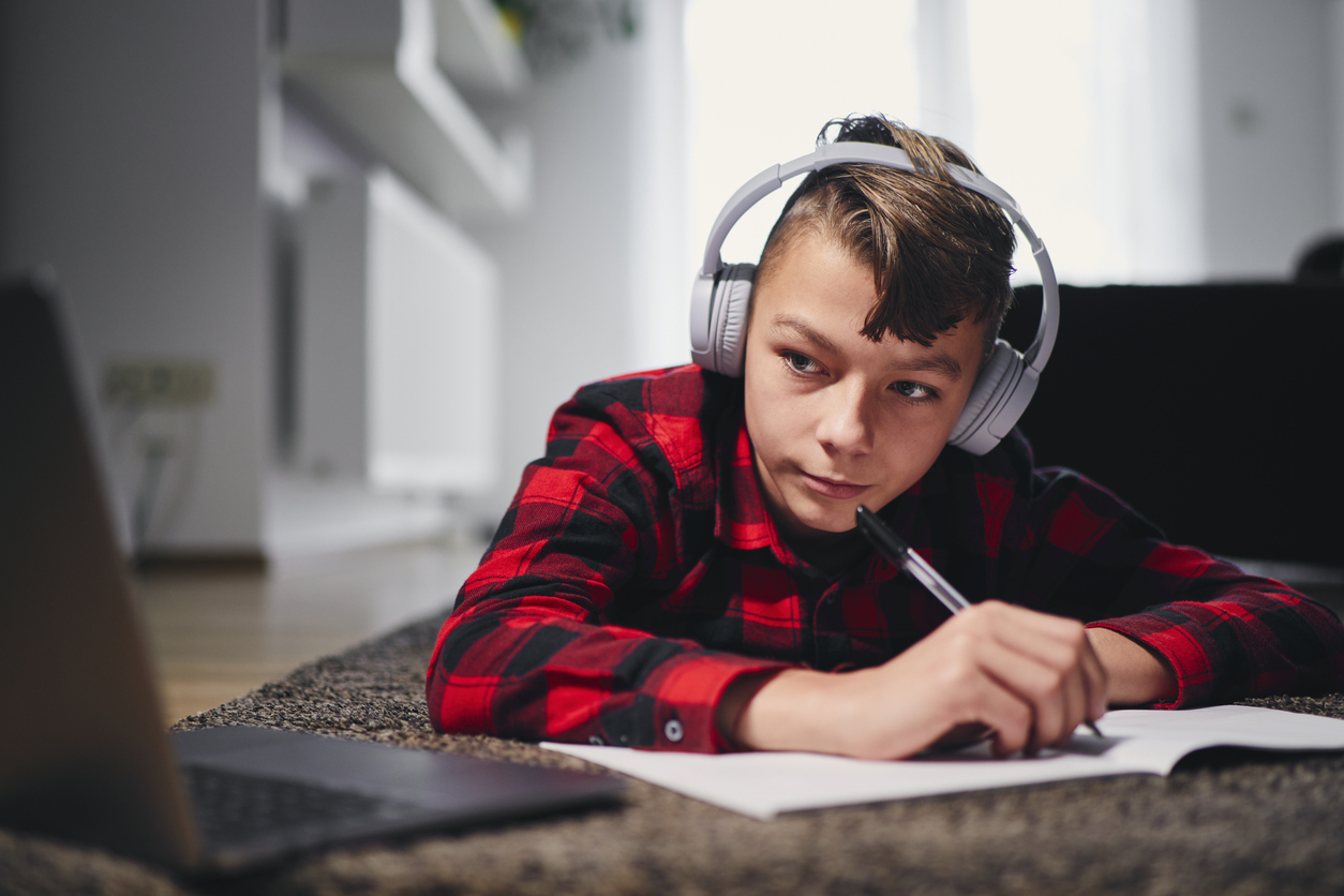 Ragazzo studia al computer